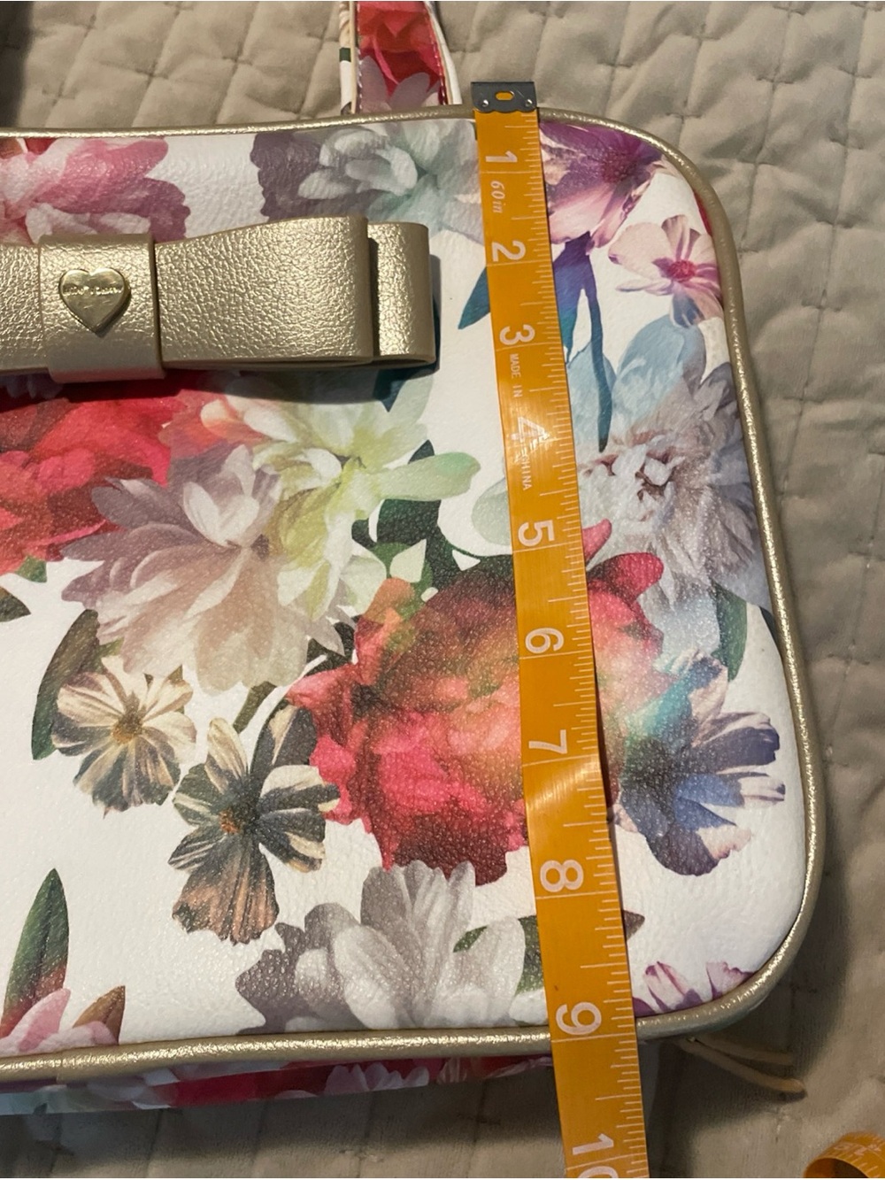 Lg BETSEY JOHNSON White Floral Cosmetic Bag with Gold Bow Accent new without tag - Picture 9 of 10